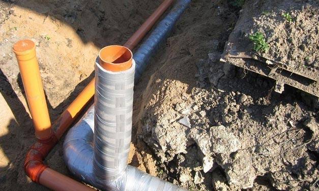 Как выполняется утепление канализационных труб наружной канализации?