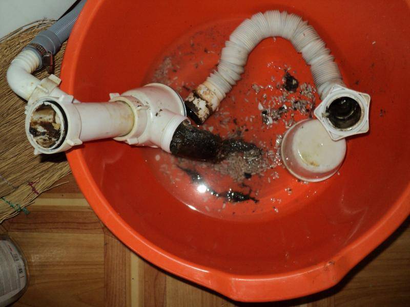 Прочистка канализации: как устранить засор в трубе в домашних условиях