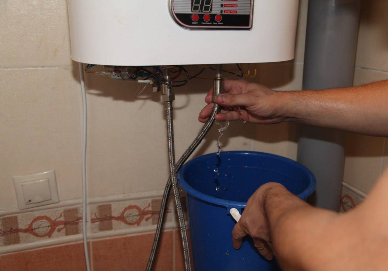 Как слить воду из водонагревателя, если нет сливного крана