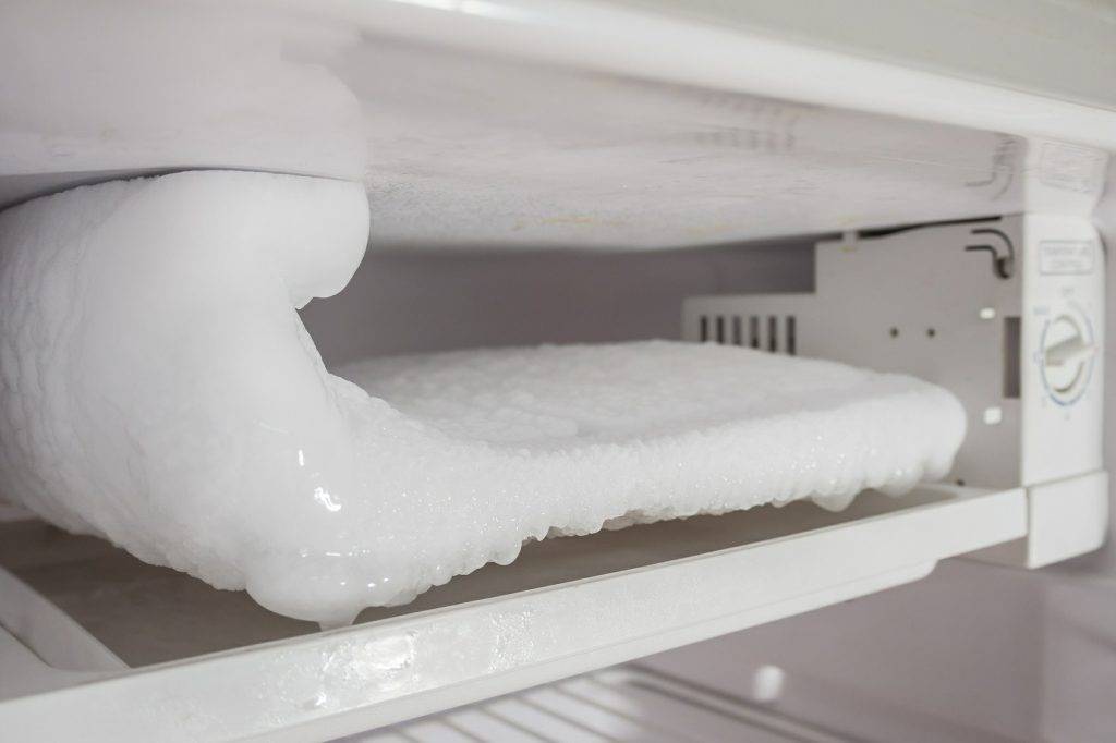 Методы устранения наледи в холодильной и морозильной камерах: обзор разморозки +видео