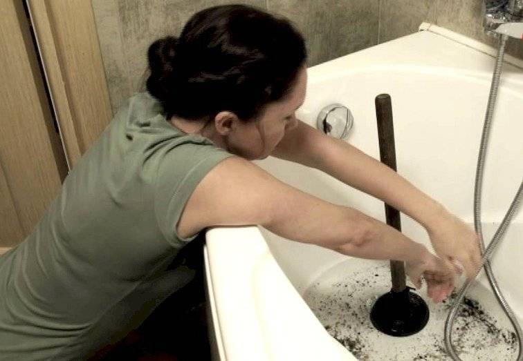 Как прочистить засор в ванне