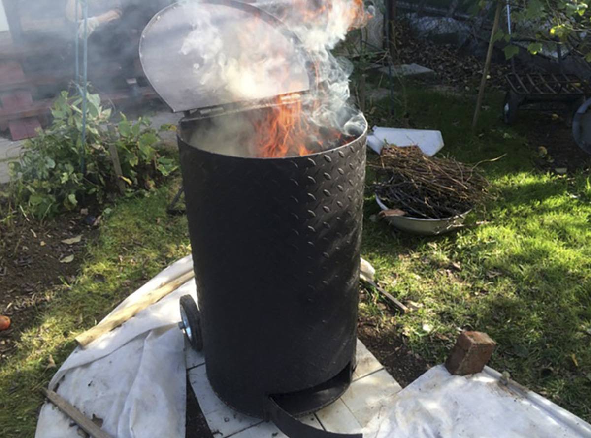 Как сделать печь для сжигания мусора на даче своими руками. бочки для сжигания мусора