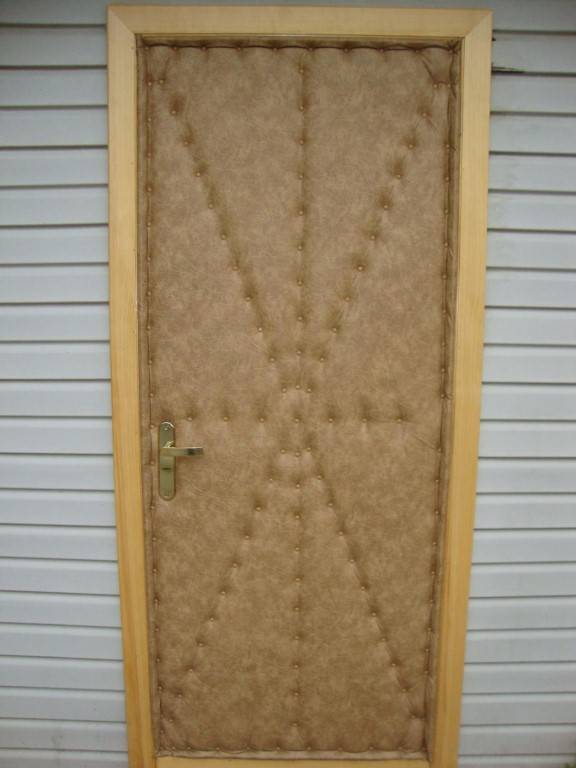 Как утеплить входную деревянную дверь своими руками в частном доме