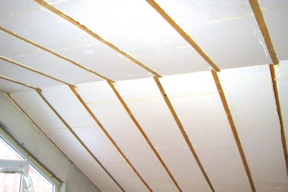 Утепление потолка в доме с холодной крышей: выбор утеплителя, расчёт и монтаж