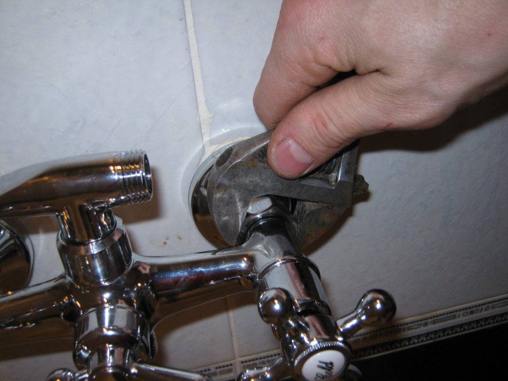 Как поменять смеситель в ванной