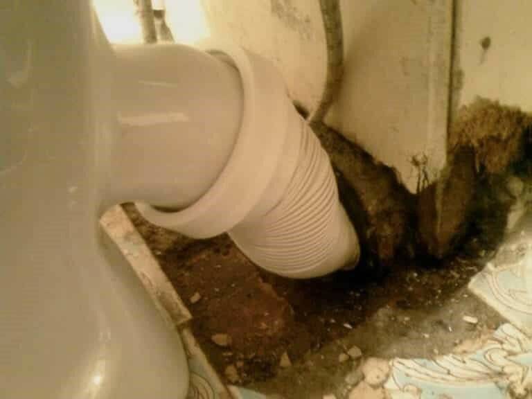 Почему в туалете пахнет канализацией