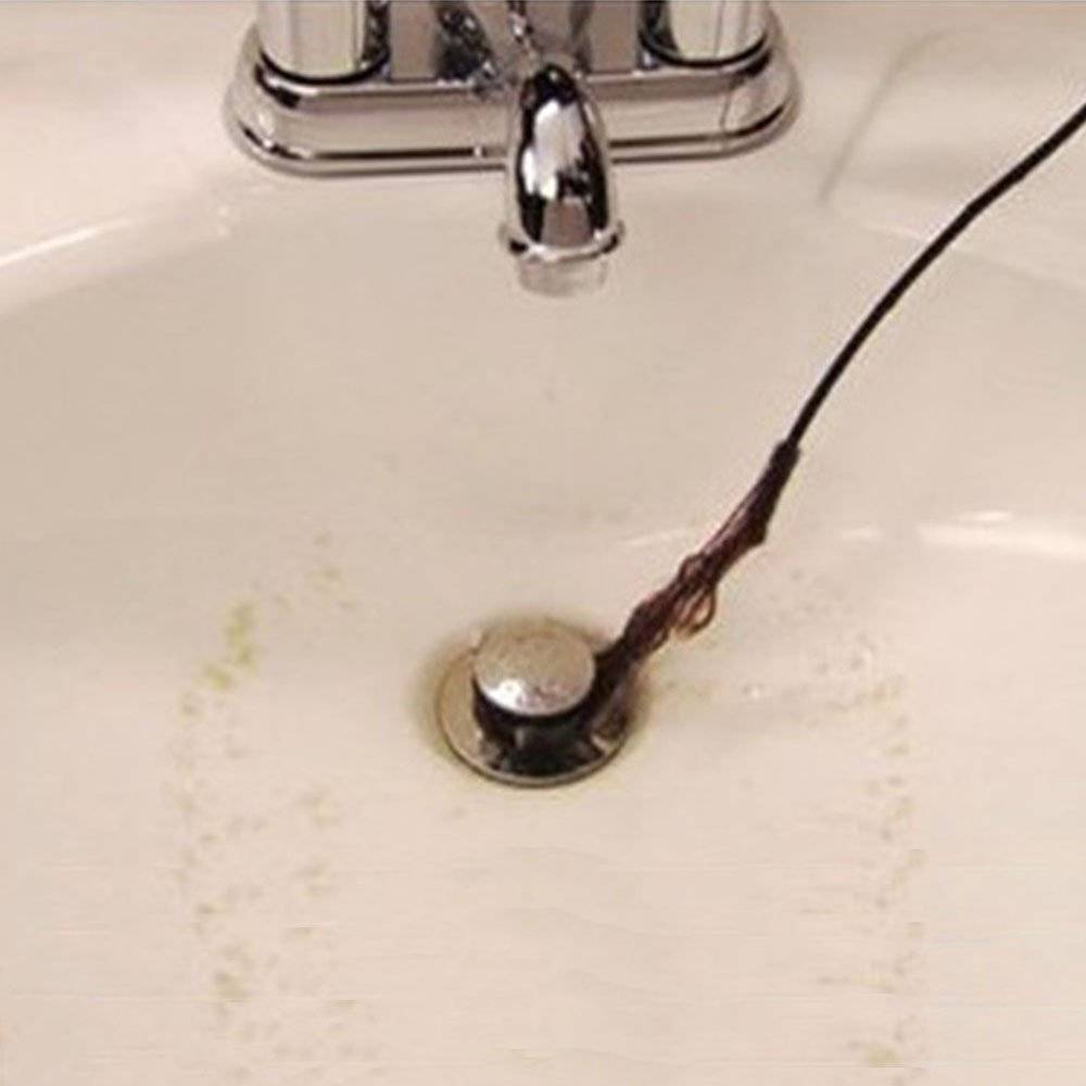Волосатая проблема: как быстро очистить слив ванны от волос