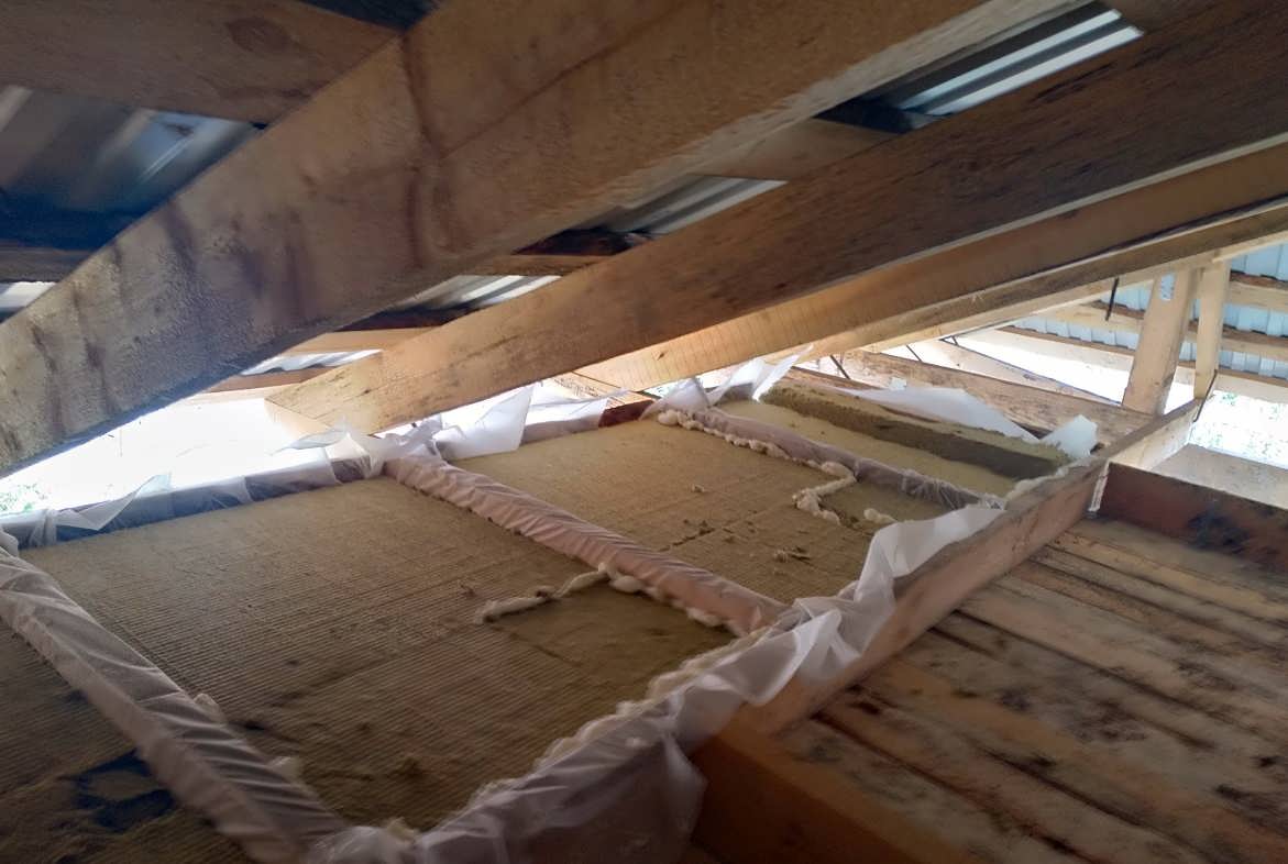 Утепляем потолок в деревянном доме: правильная технология