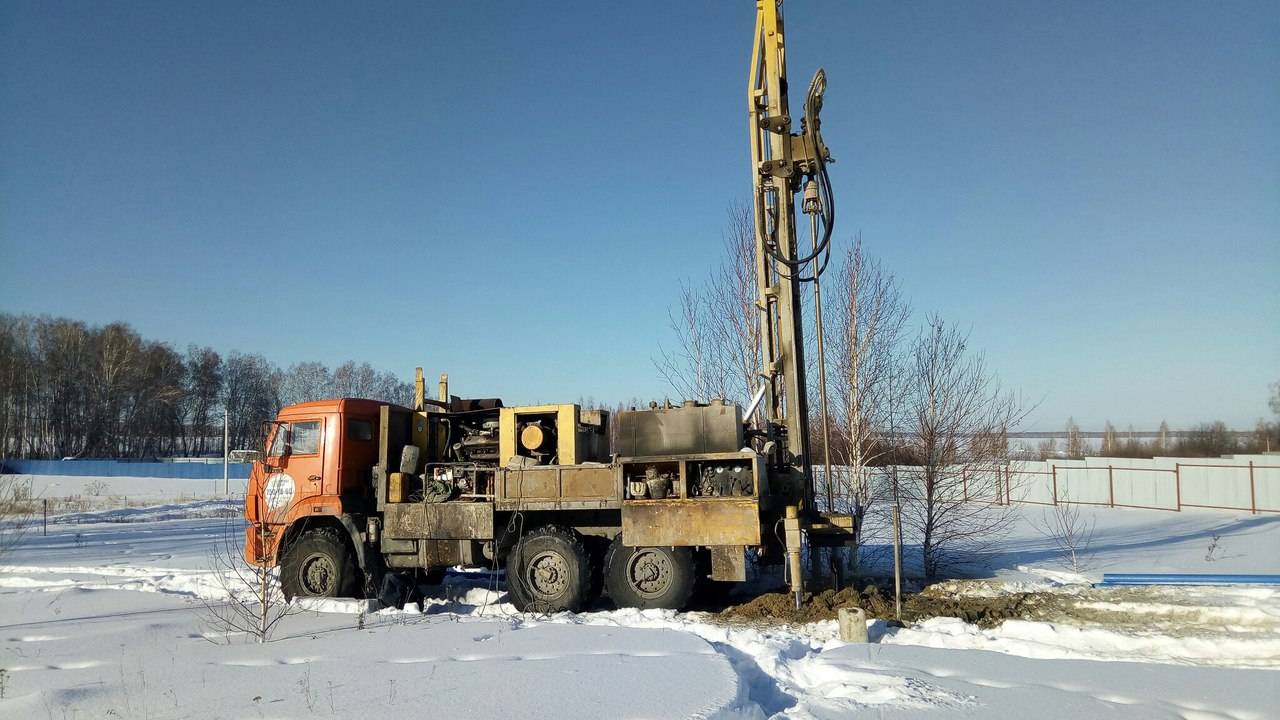 Что лучше скважина или колодец плюсы и минусы на даче и в частном доме, чем отличается