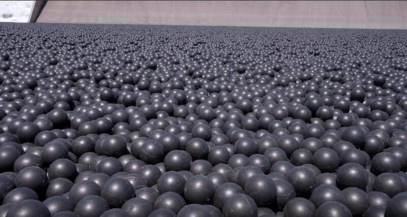 Черные пластиковые шары для спасения водоема. водохранилище лос-анджелеса покрыли миллионами черных шаров