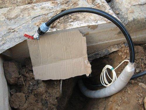 Как утеплить трубу водопровода на улице, чтобы не замерзала зимой: способы, фото, видео