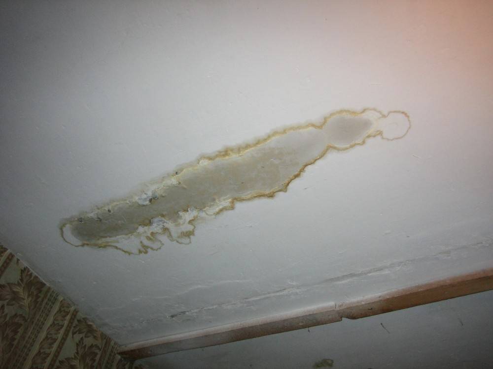 Как удалить или замаскировать пятна и подтеки на потолке