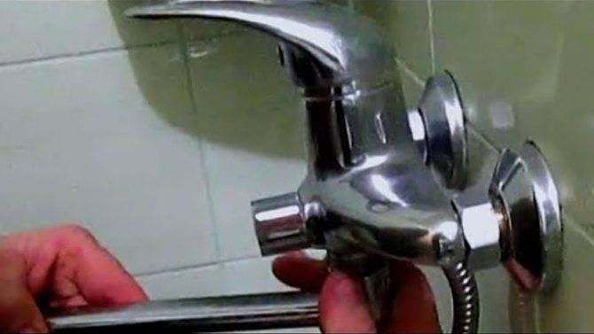 3 основных причины поломки! что делать, если течет смеситель в ванной из-под гусака: ремонт своими руками