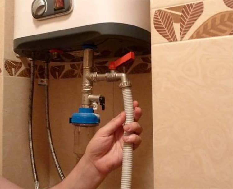 Как правильно слить воду с накопительного водонагревателя: как быстро спустить через сливной кран