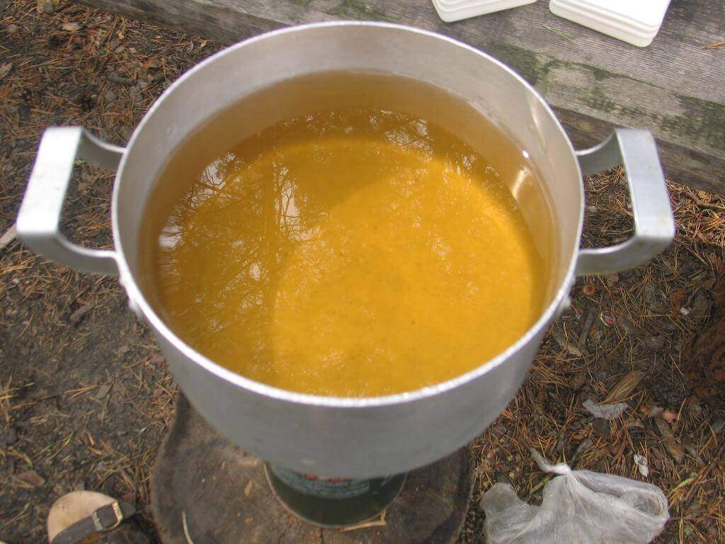 Почему вода из скважины желтеет: причины и устранение