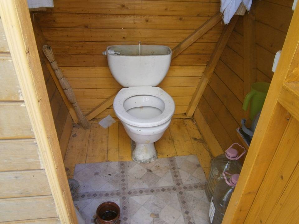 Туалет со сливом на дачу - как построить?