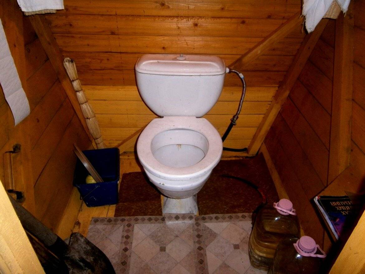 Как сделать туалет на даче с унитазом
