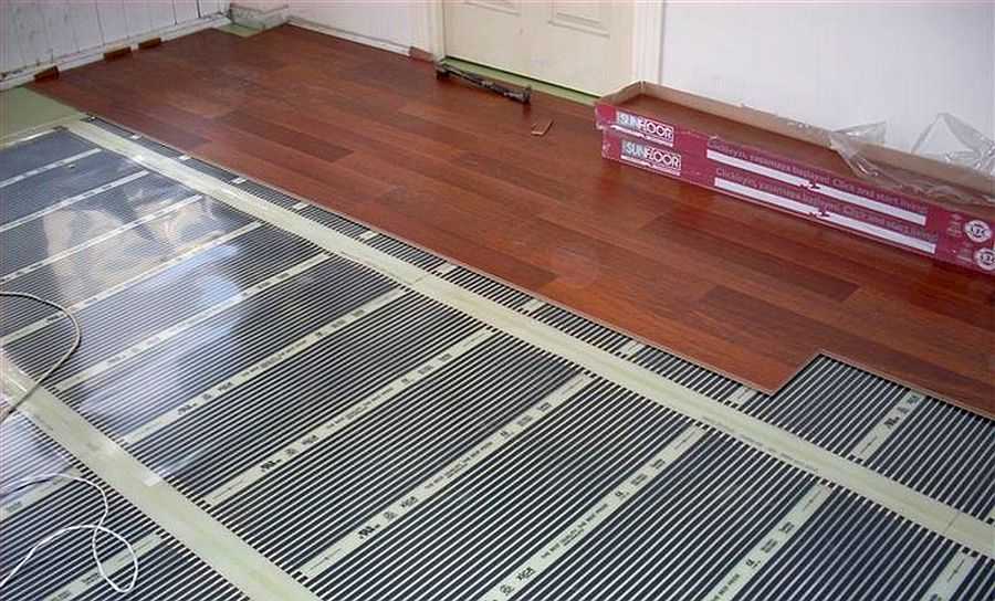 Теплый пол под ламинат: укладка на бетонный пол, что лучше, монтаж своими руками (+ видео)