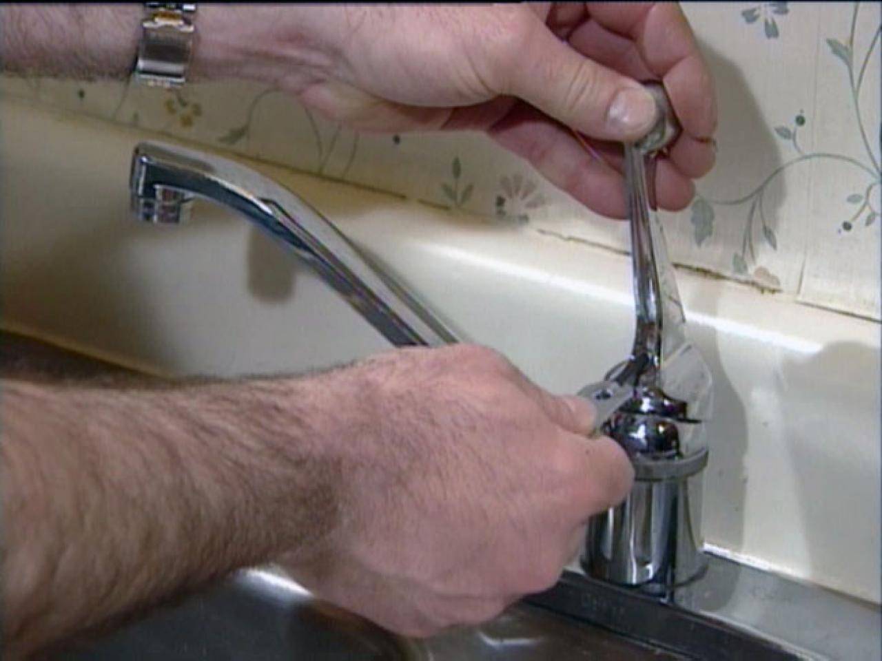 Как починить капающий кран в ванной, если протекает, устранить течь