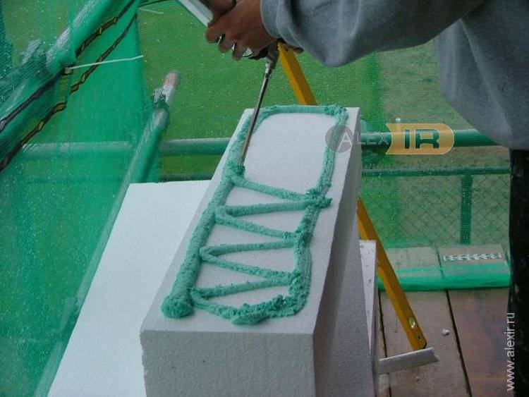 Особенности склеивания пенопласта между собой: какой клей не разъедает