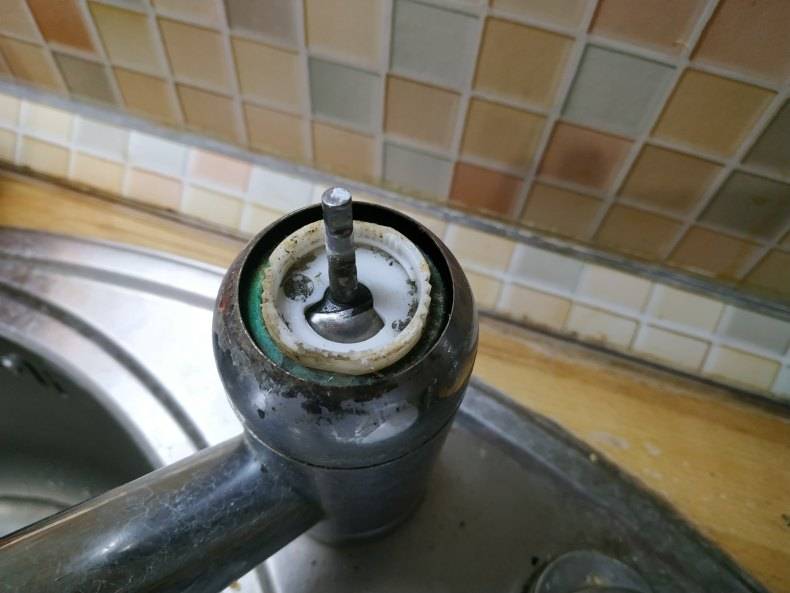 Как починить кран в ванной: простые способы устранения протечки (+фото)