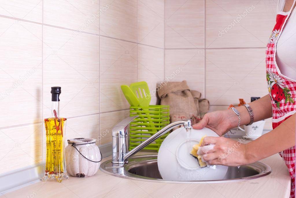 Быстро помыть посуду: как отчистить грязные тарелки и чашки