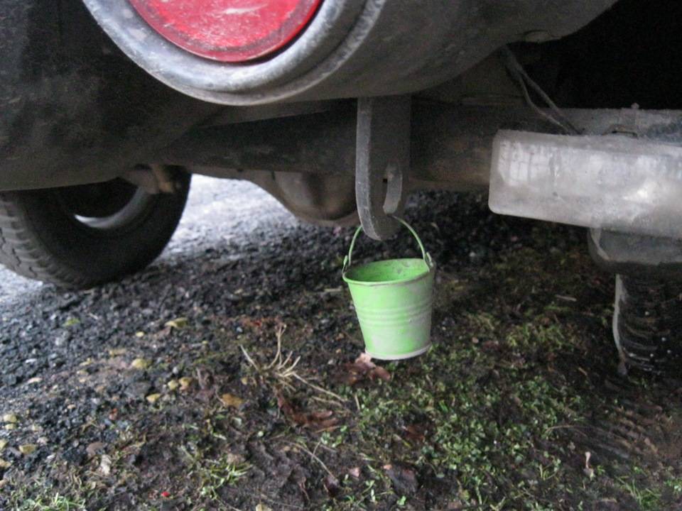 Для чего водители вешают сзади автомобиля маленькое ведёрко?