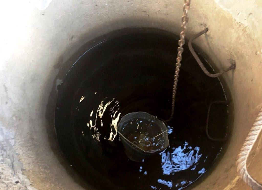 Причины пожелтения воды из колодца — как очистить?