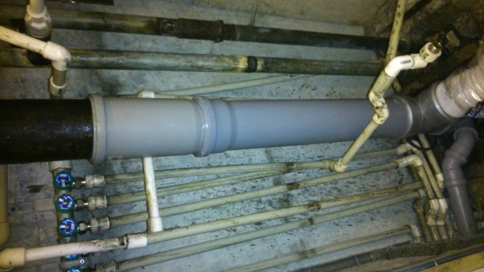 Как соединить чугунную канализационную трубу с пластиковой - варианты и примеры