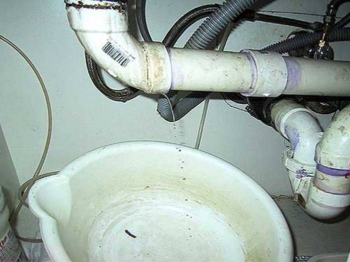 Почему пахнет канализацией в ванной и что при этом делать