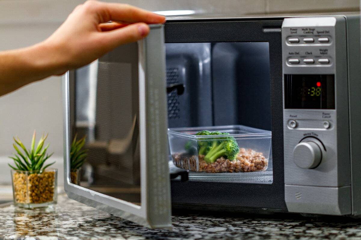 Микроволновка на кухне - 80 фото идей как ее разместить в кухне