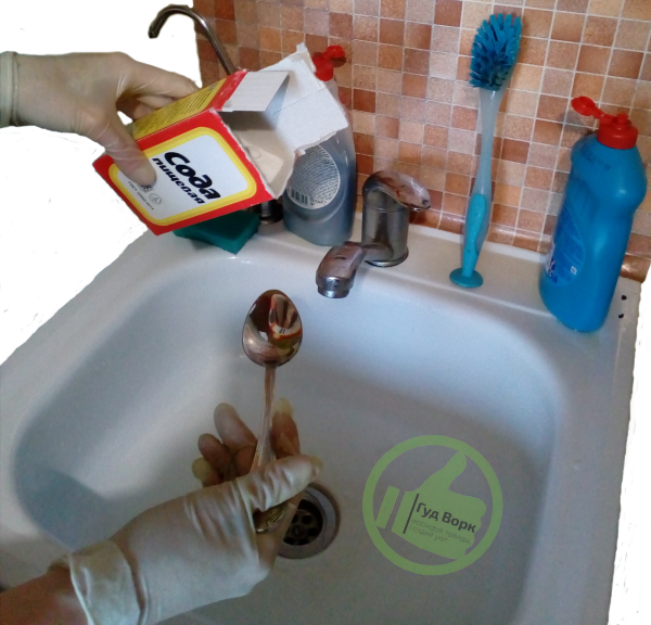 Прочистить канализационные трубы содой и уксусом в раковине и ванной