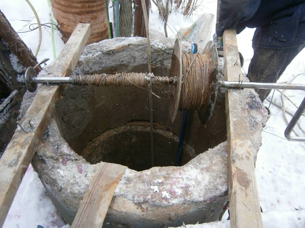 Ремонт колодца своими руками: как отремонтировать из бетонных колец, деревянный, кирпичный