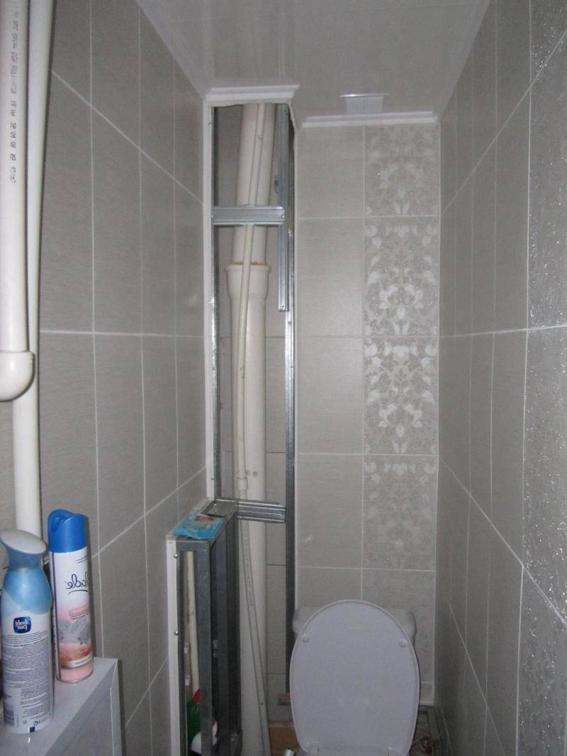 Как закрыть трубы в туалете пластиковыми панелями: маскировка и декор стояка