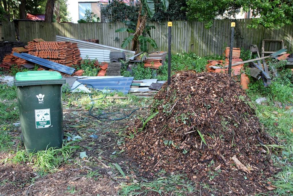 Можно ли сжигать мусор на своем дачном участке во дворе: закон, правила