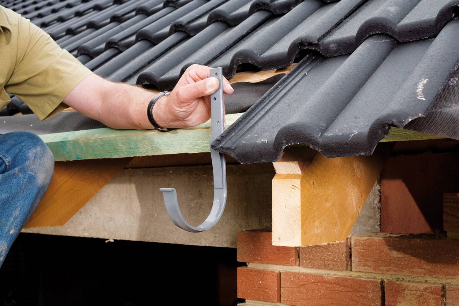 Как установить водостоки если крыша уже покрыта - рассматриваем варианты монтажа, как установить правильно